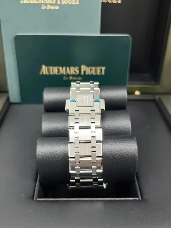Audemars Piguet Royal Oak Fond Blanc. Homme – gallery view