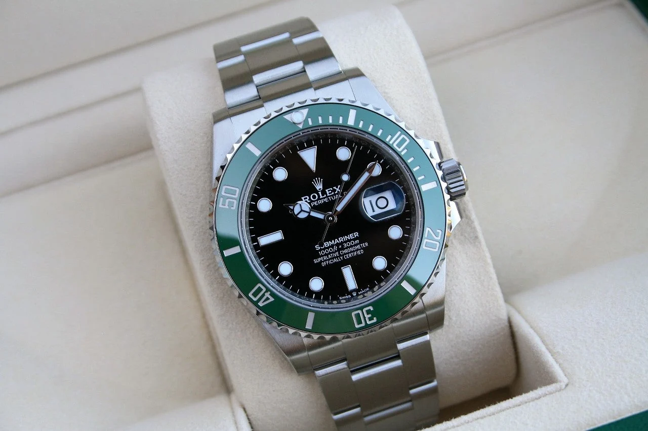 Rolex SUBMARINER Bezel VERTE MODÈLE 16610LV Men's – gallery view