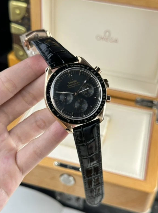 Omega Speedmaster Moonshine Cuir Noir – gallery view