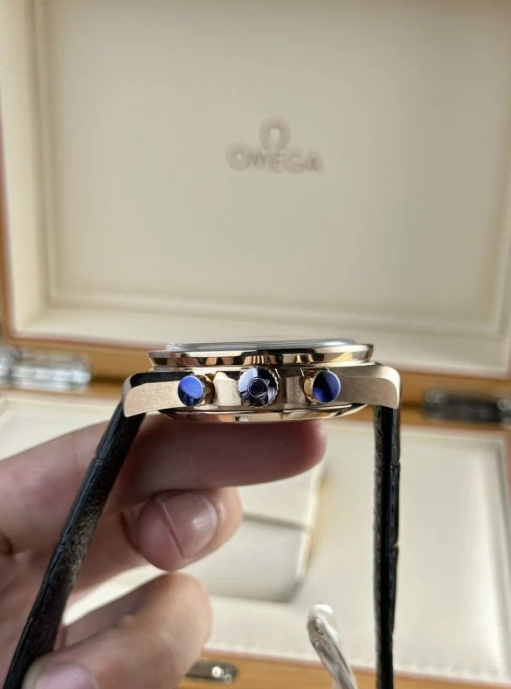 Omega Speedmaster Moonshine Cuir Noir – gallery view