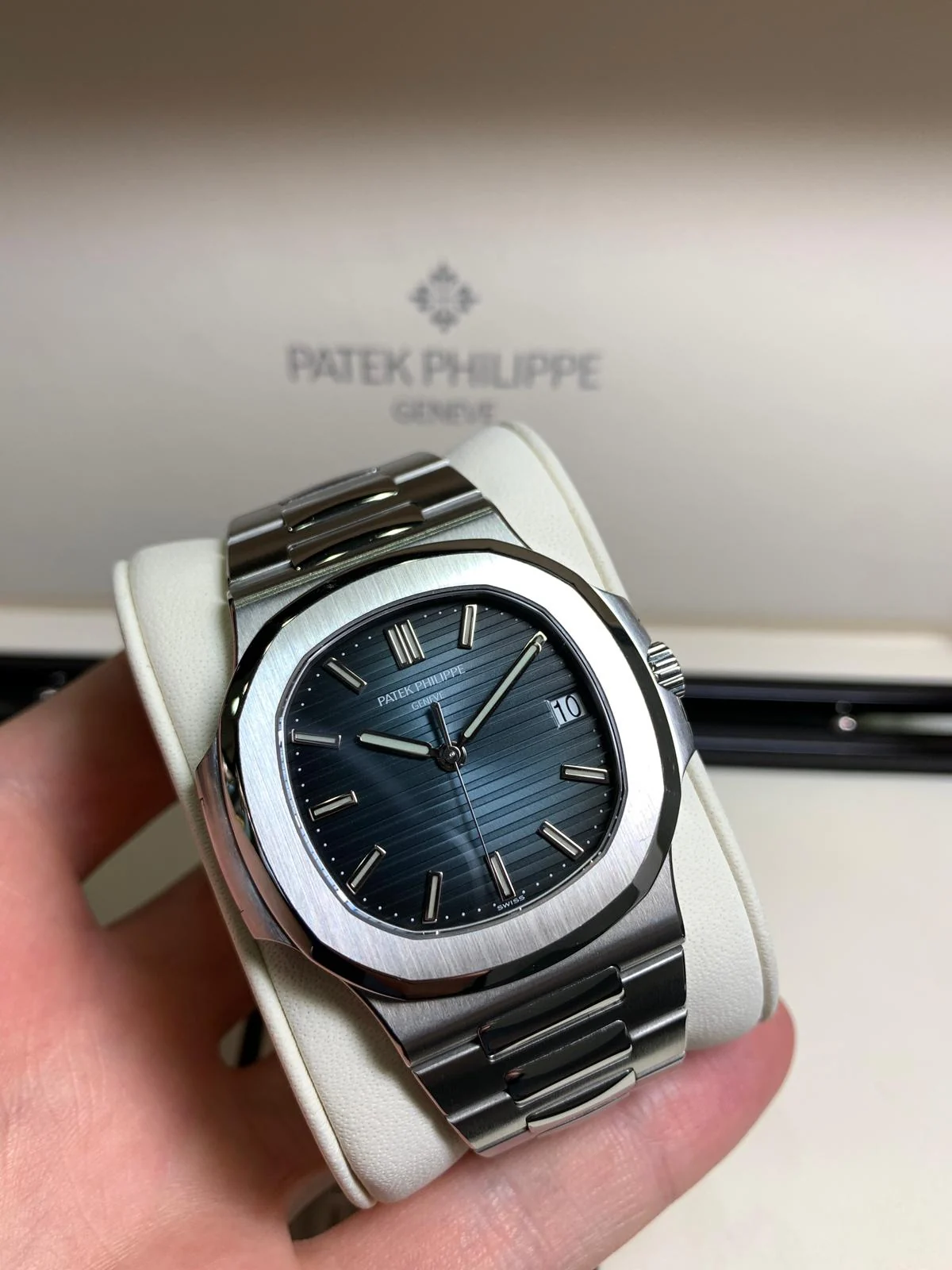 Patek Philippe Nautilus Automatique 57111A – gallery view