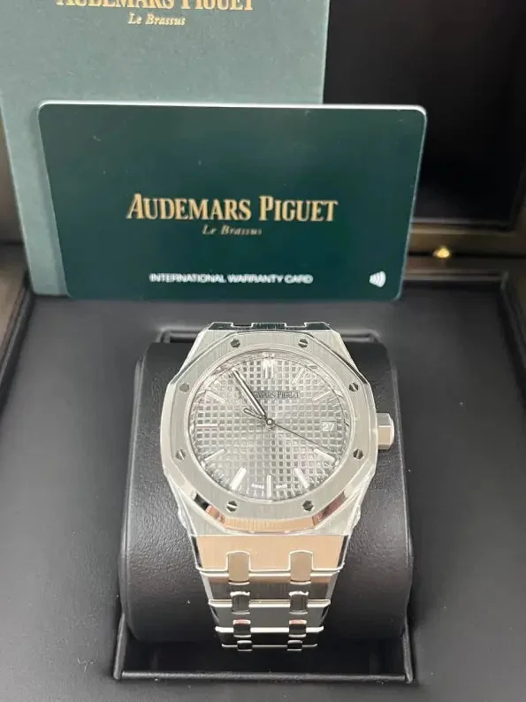 Audemars Piguet Royal Oak Fond Blanc. Homme – gallery view