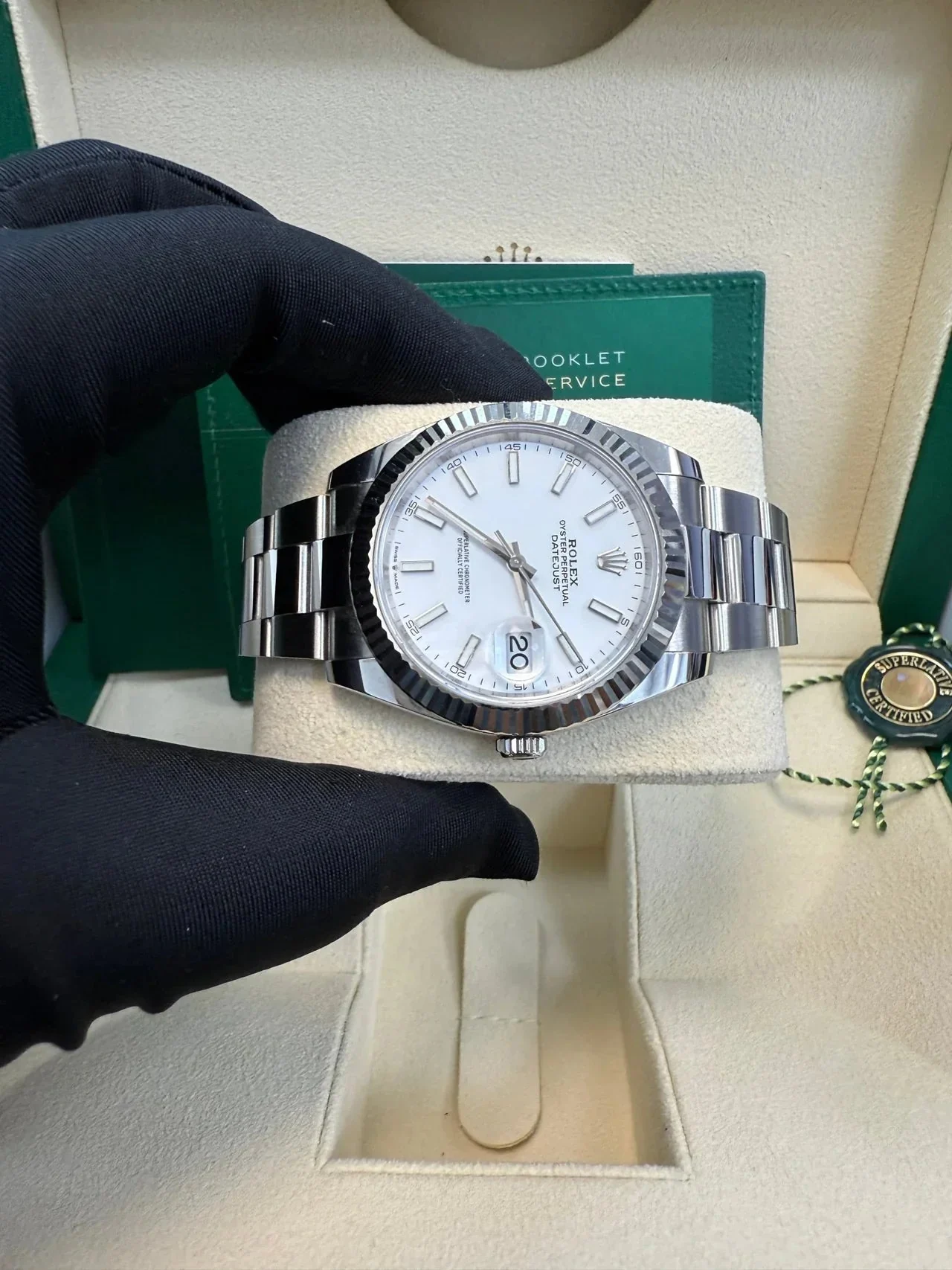 Rolex Datejust 41 126334 Fluted Bezel Oyster White – gallery view