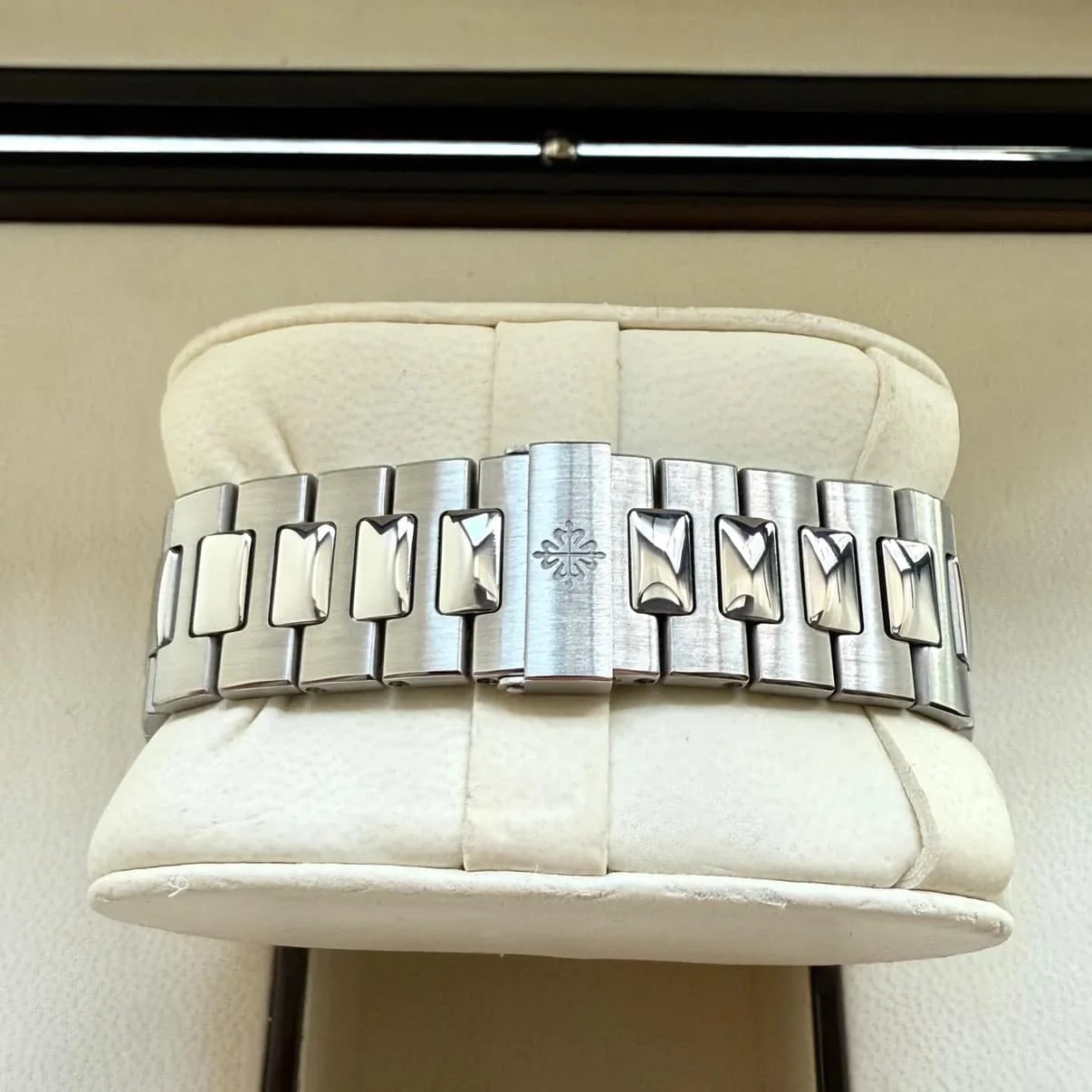 Patek Philippe Nautilus silver – gallery view
