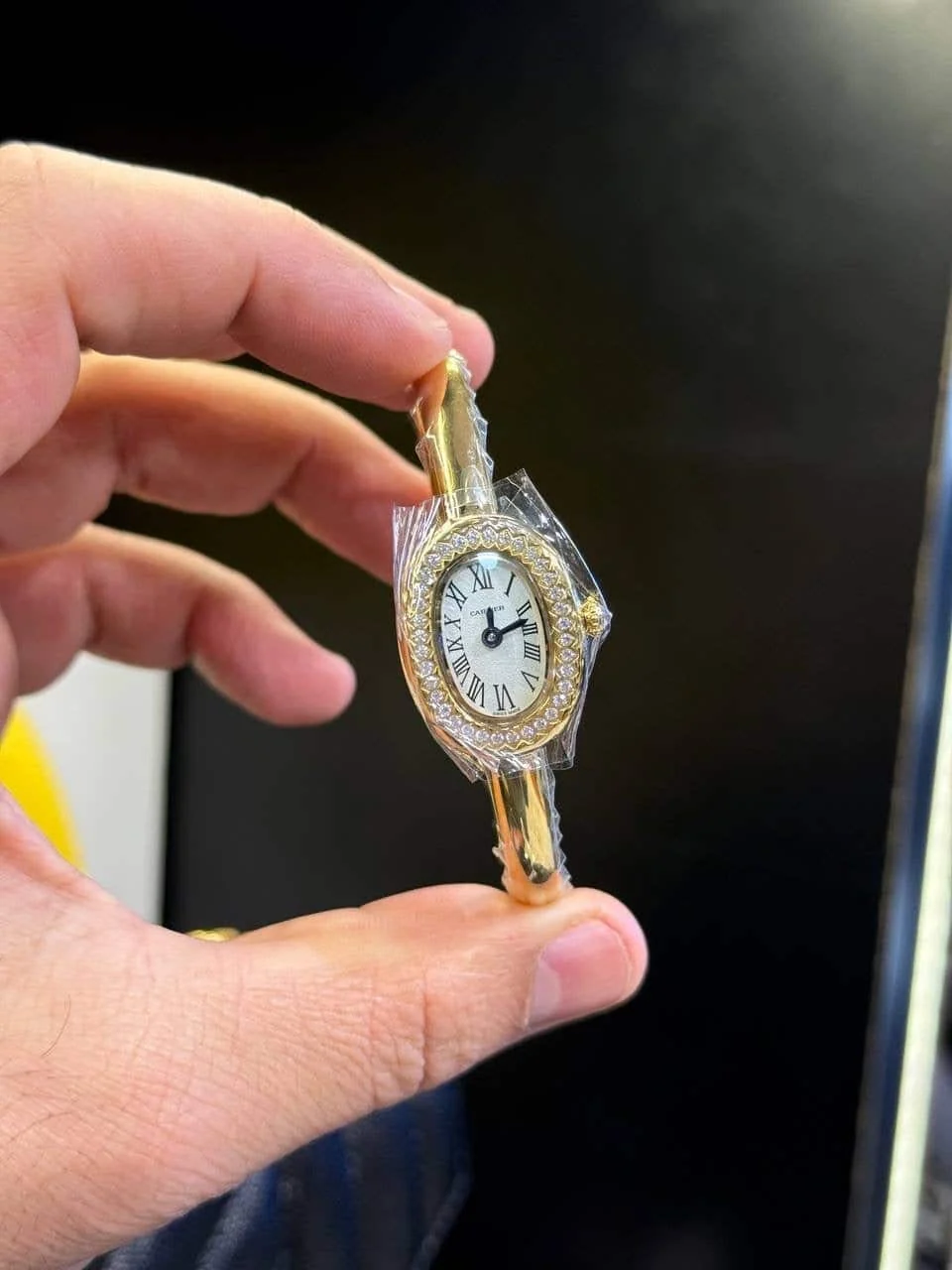 Cartier baignoire 25mm taille 17 gold Serti – main view
