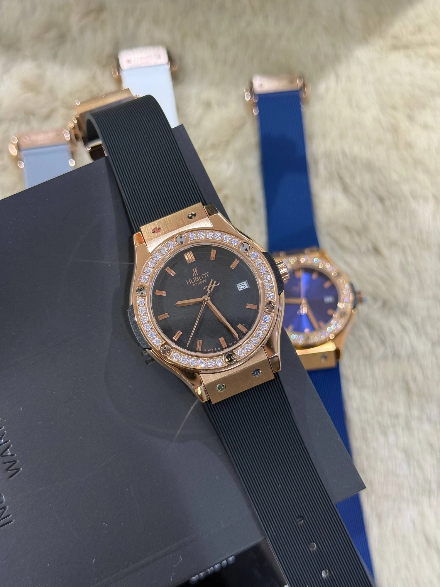 HUBLOT femme noir serti – main view