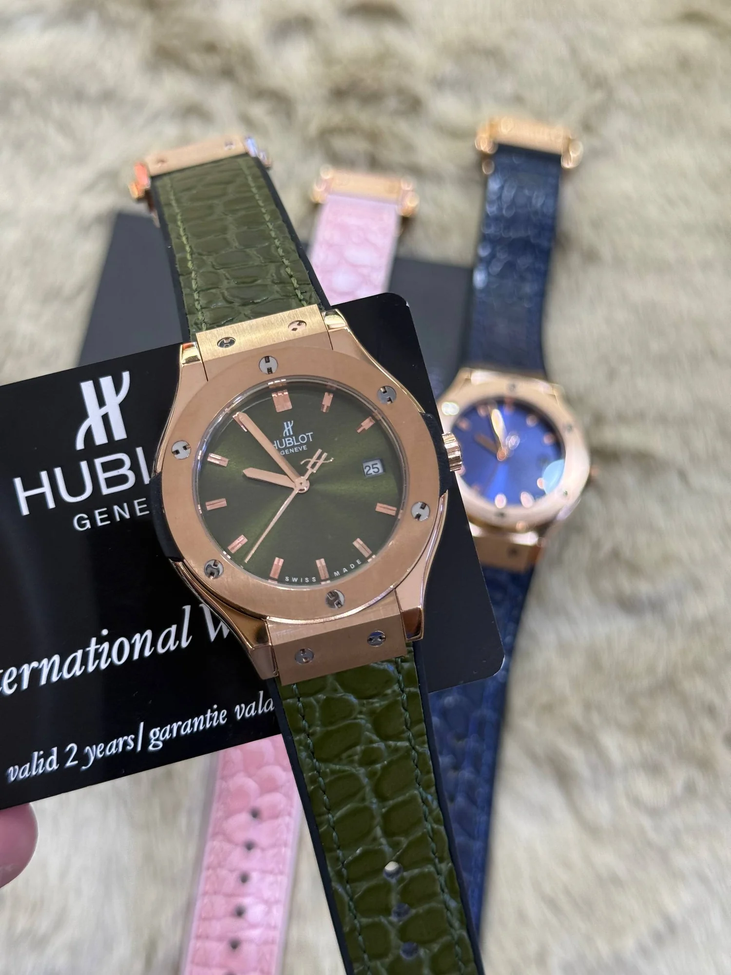 Hublot pour femme vert cuir – main view