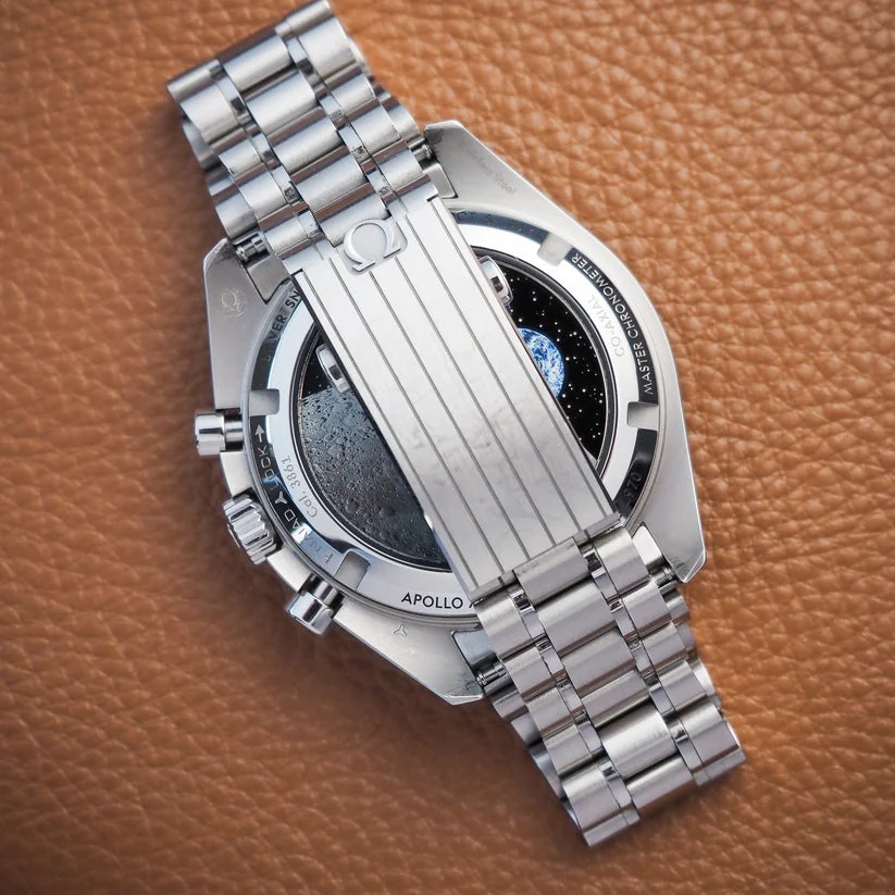 Omega Speedmaster Snoopy – gallery view