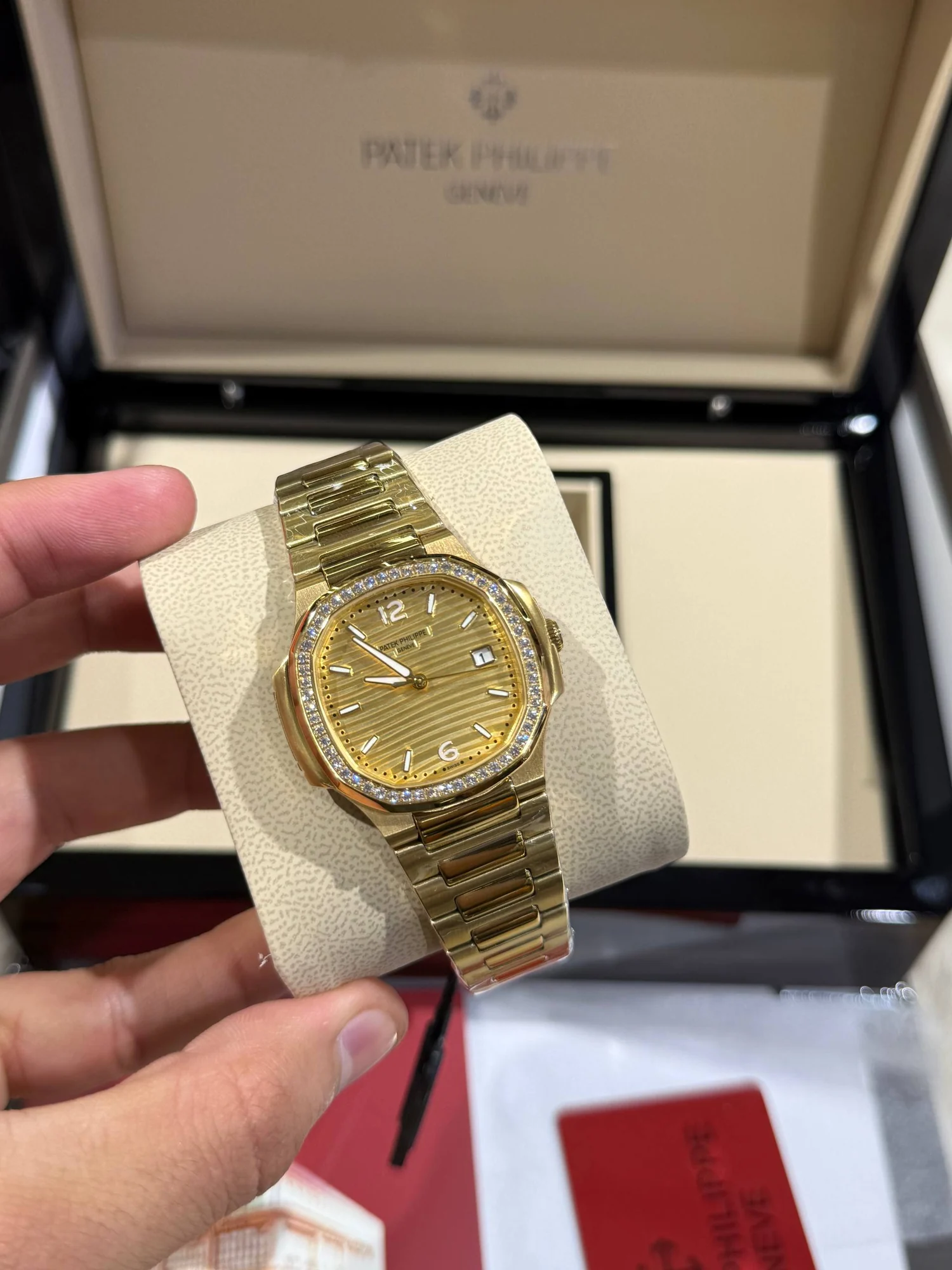 Patek Philippe femme Gold serti gold – main view