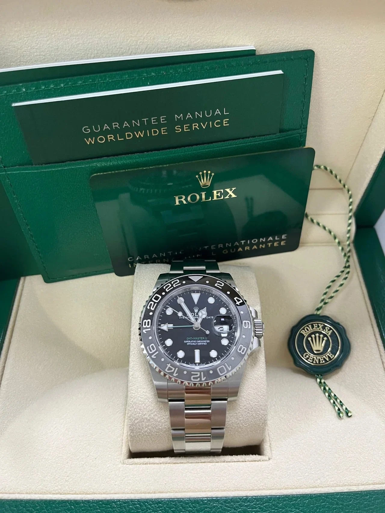 ROLEX GMT-Master II Oyster "Bruce Wayne" 126710GRNR – gallery view