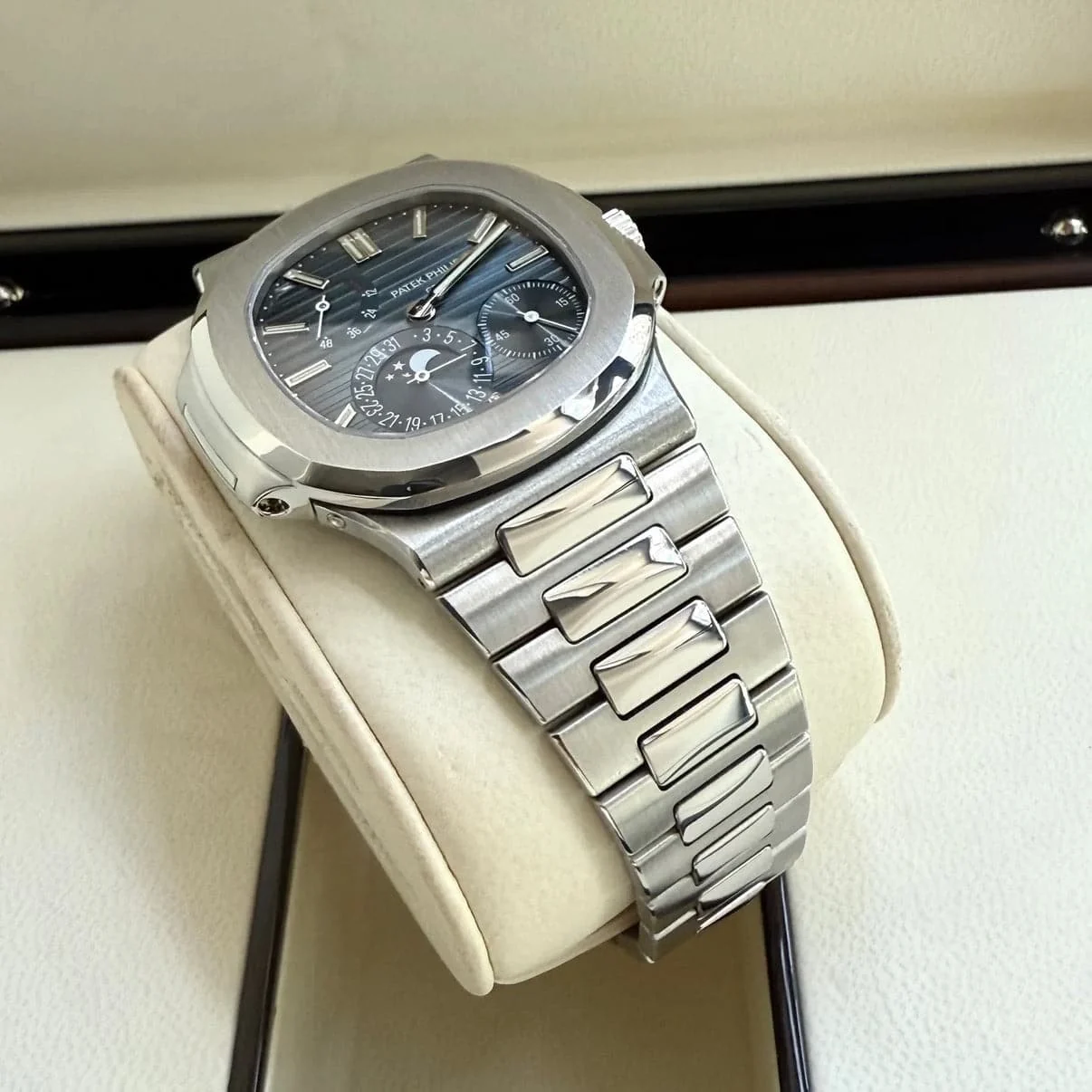 Patek Philippe Nautilus silver – gallery view