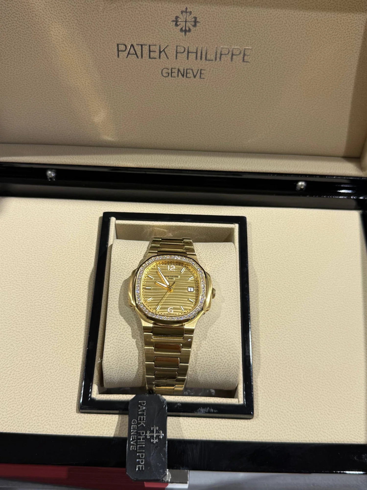 Patek Philippe femme Gold serti gold – gallery view