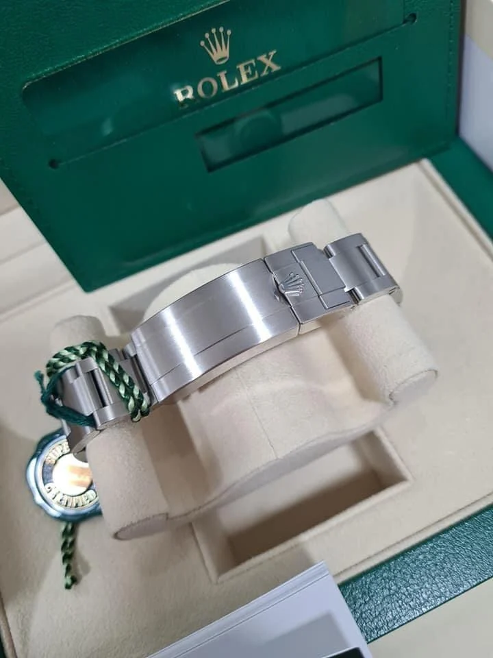 Rolex Submariner Black 116610LN – gallery view