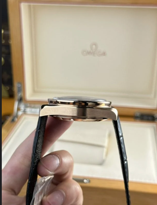 Omega Speedmaster Moonshine Cuir Noir – gallery view