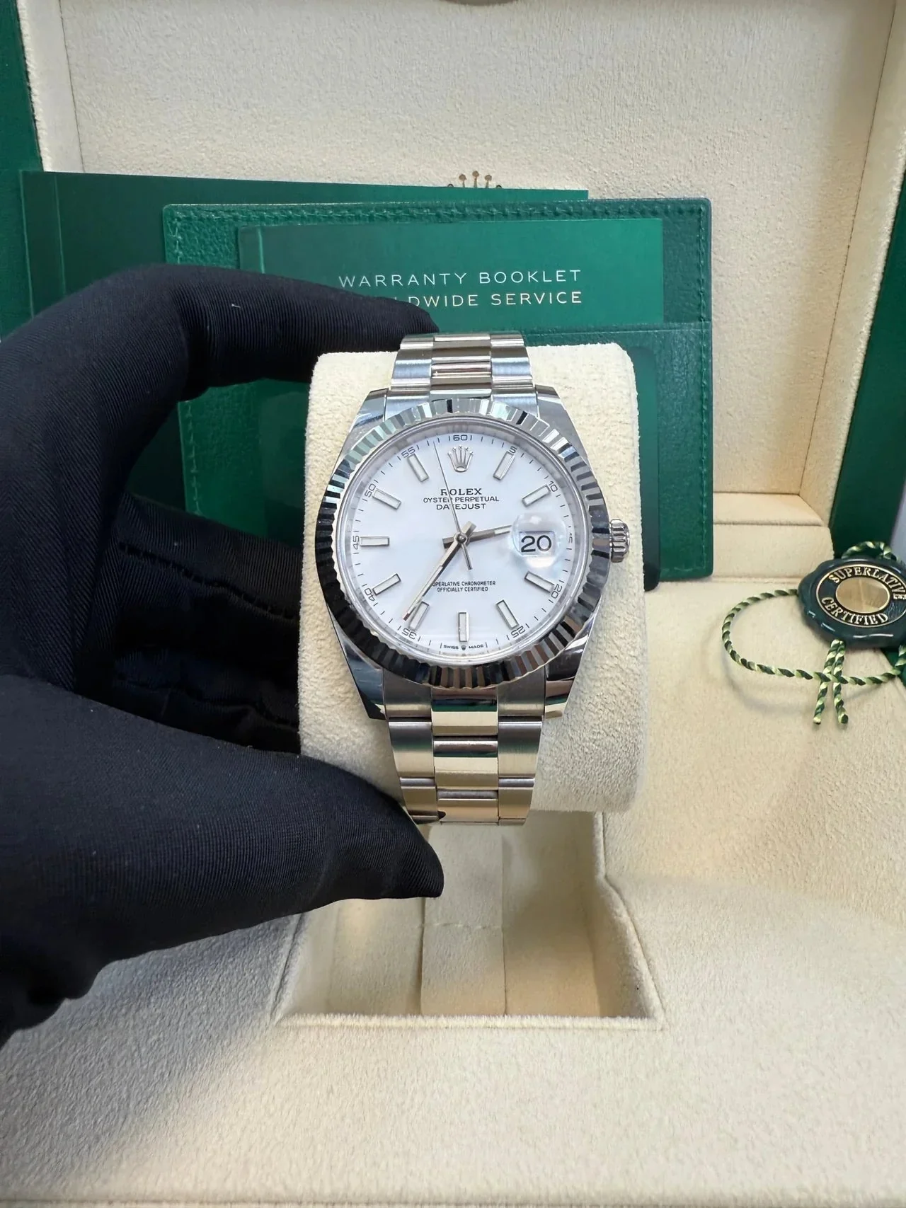 Rolex Datejust 41 126334 Fluted Bezel Oyster White – gallery view