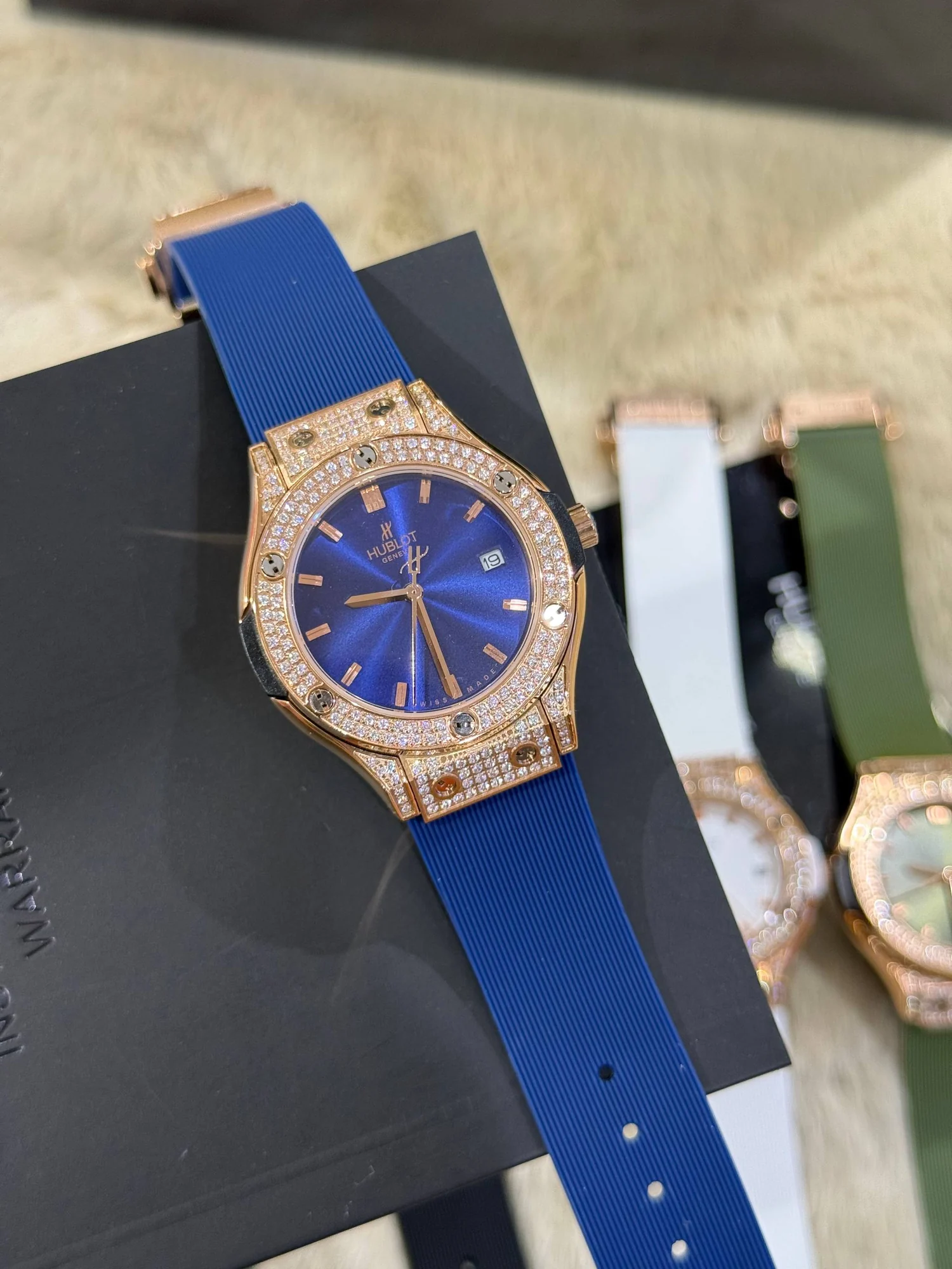 HUBLOT femme full serti bleu – main view