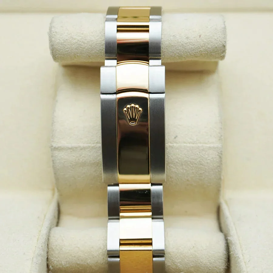 Rolex Datejust 41mm White Dial Fluted Bezel – gallery view