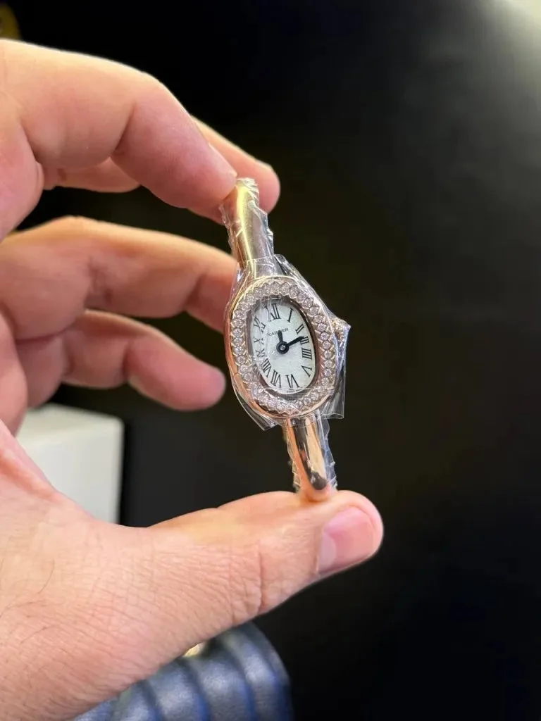 Cartier baignoire 25mm taille 17 rose gold/serti – main view
