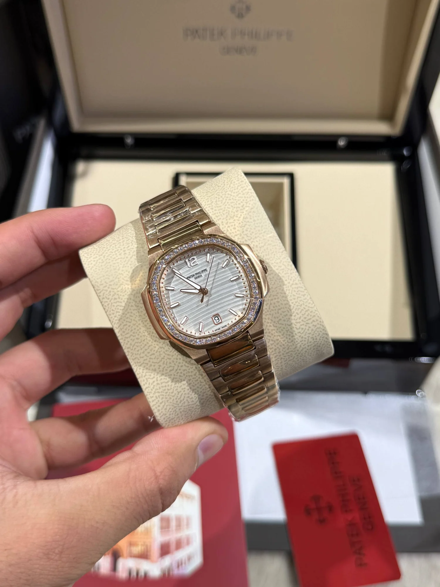 Patek Philippe femme Bronze serti blanc – main view