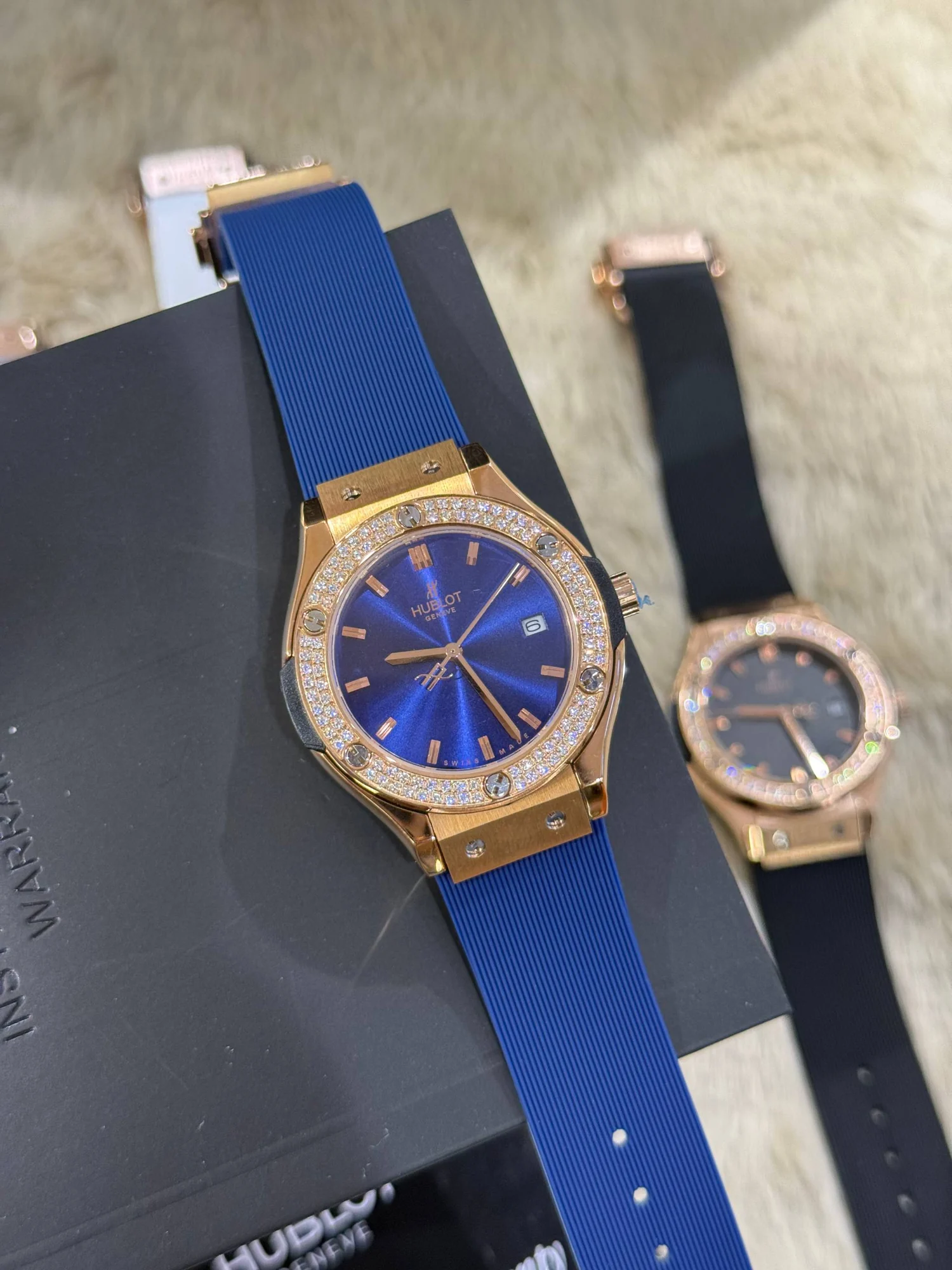 HUBLOT femme bleu serti – main view