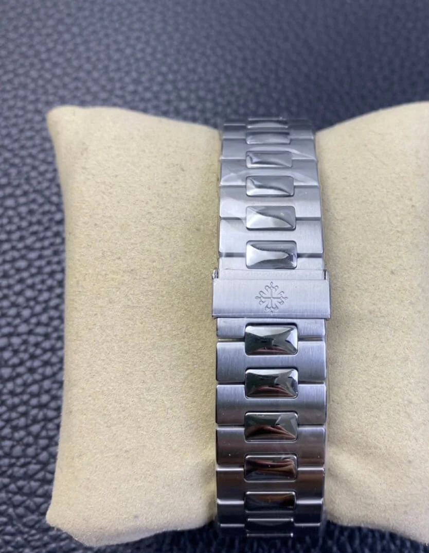 Patek Philippe Nautilus Tiffany – gallery view