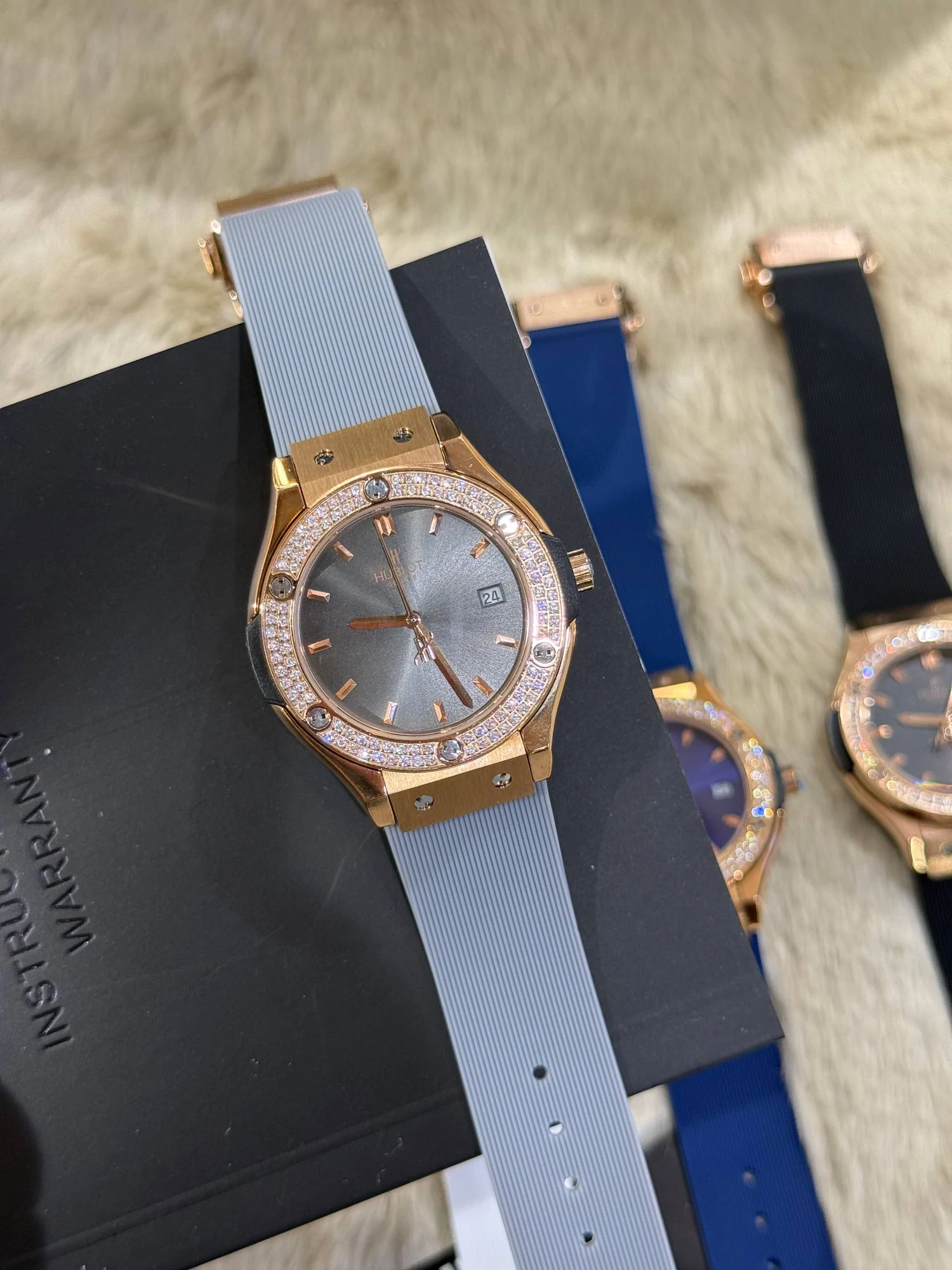 HUBLOT femme bleu ciel serti – main view