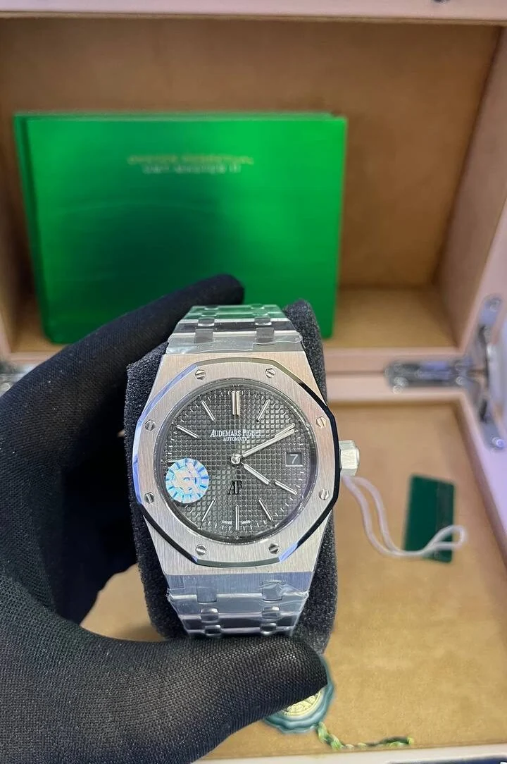 Audemars Piguet Royal Oak «50th Anniversary» – gallery view