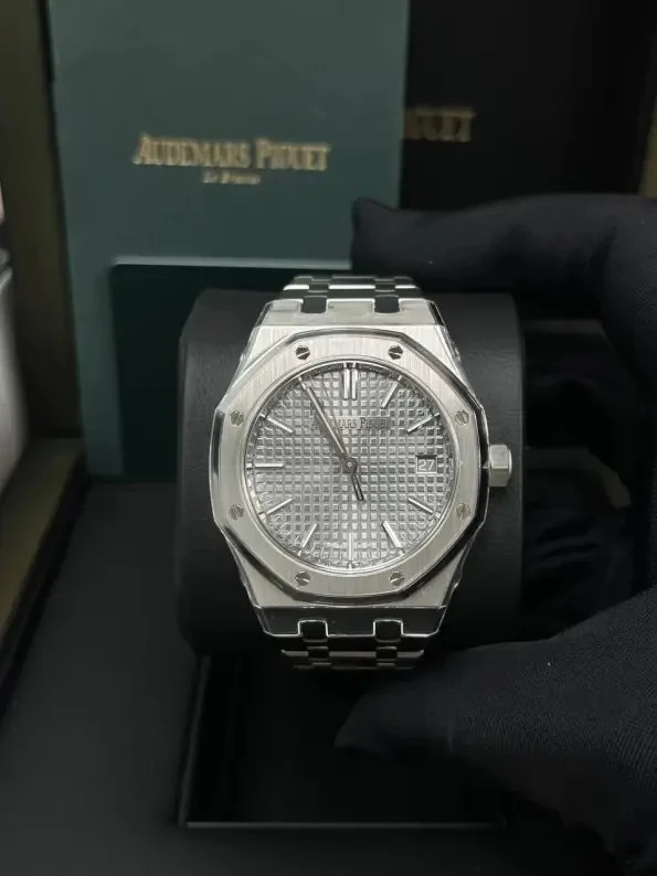 Audemars Piguet Royal Oak Fond Blanc. Homme – gallery view