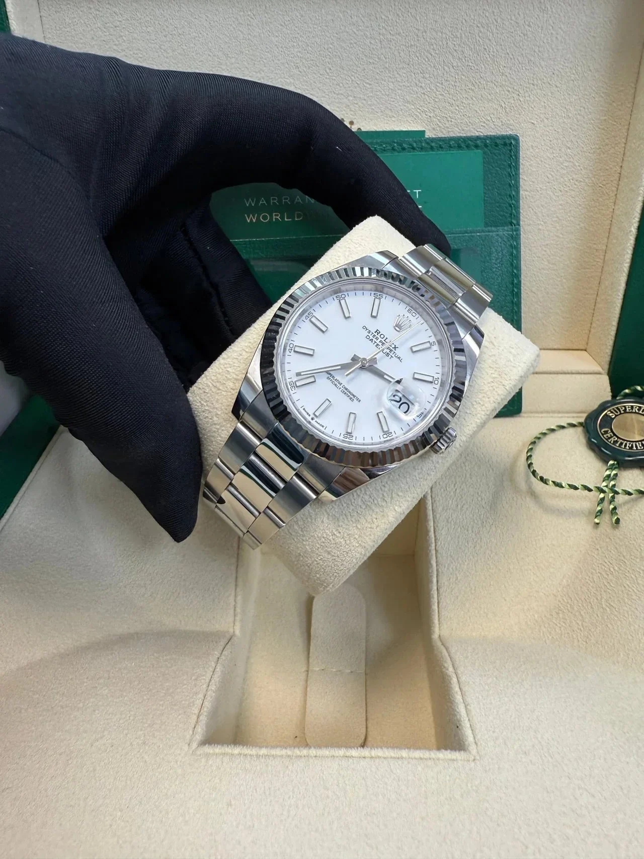 Rolex Datejust 41 126334 Fluted Bezel Oyster White – gallery view