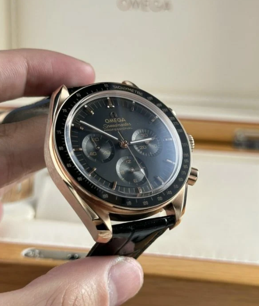 Omega Speedmaster Moonshine Cuir Noir – gallery view