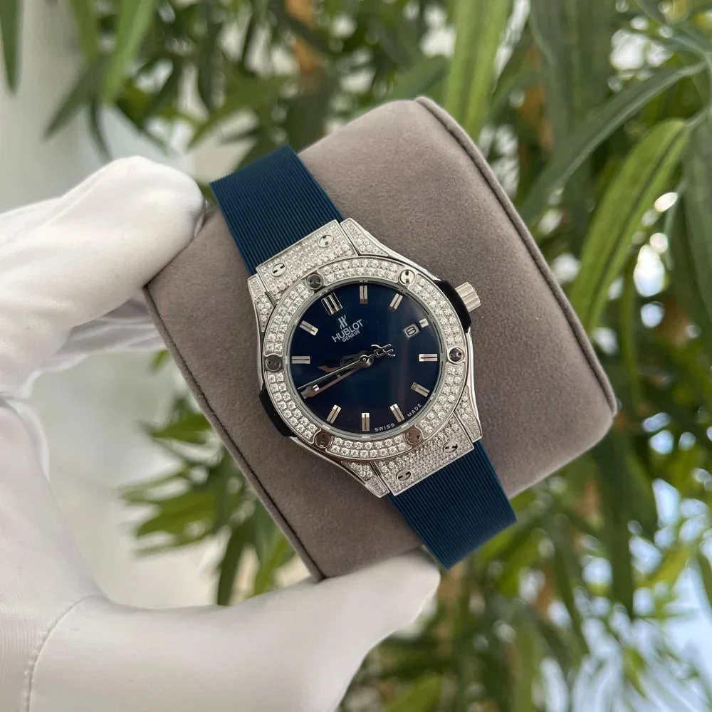 Hublot Classic Fusion bleu pour femme – main view