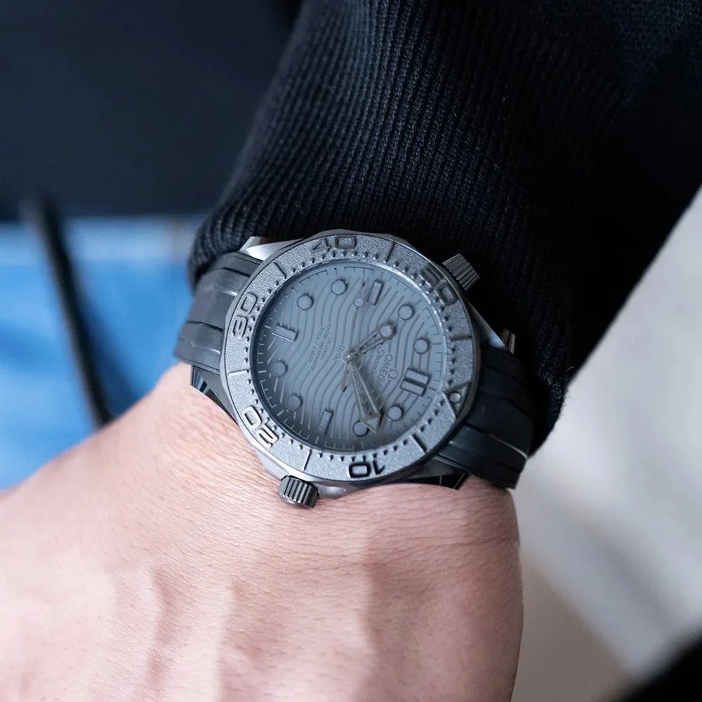 OMEGA SEAMASTER DIVER Full black – gallery view