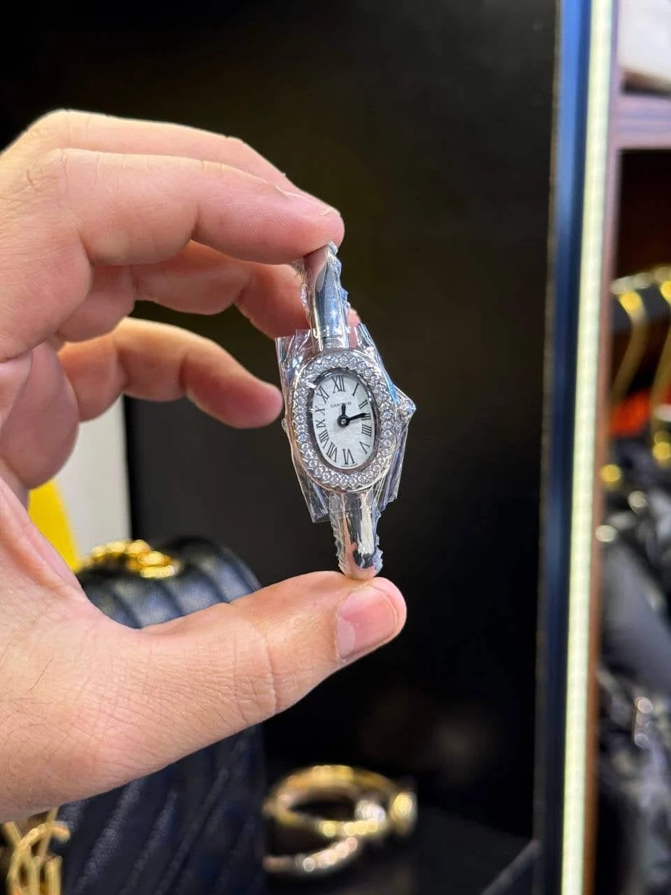 Cartier baignoire 25mm taille 17 Silver serti – main view