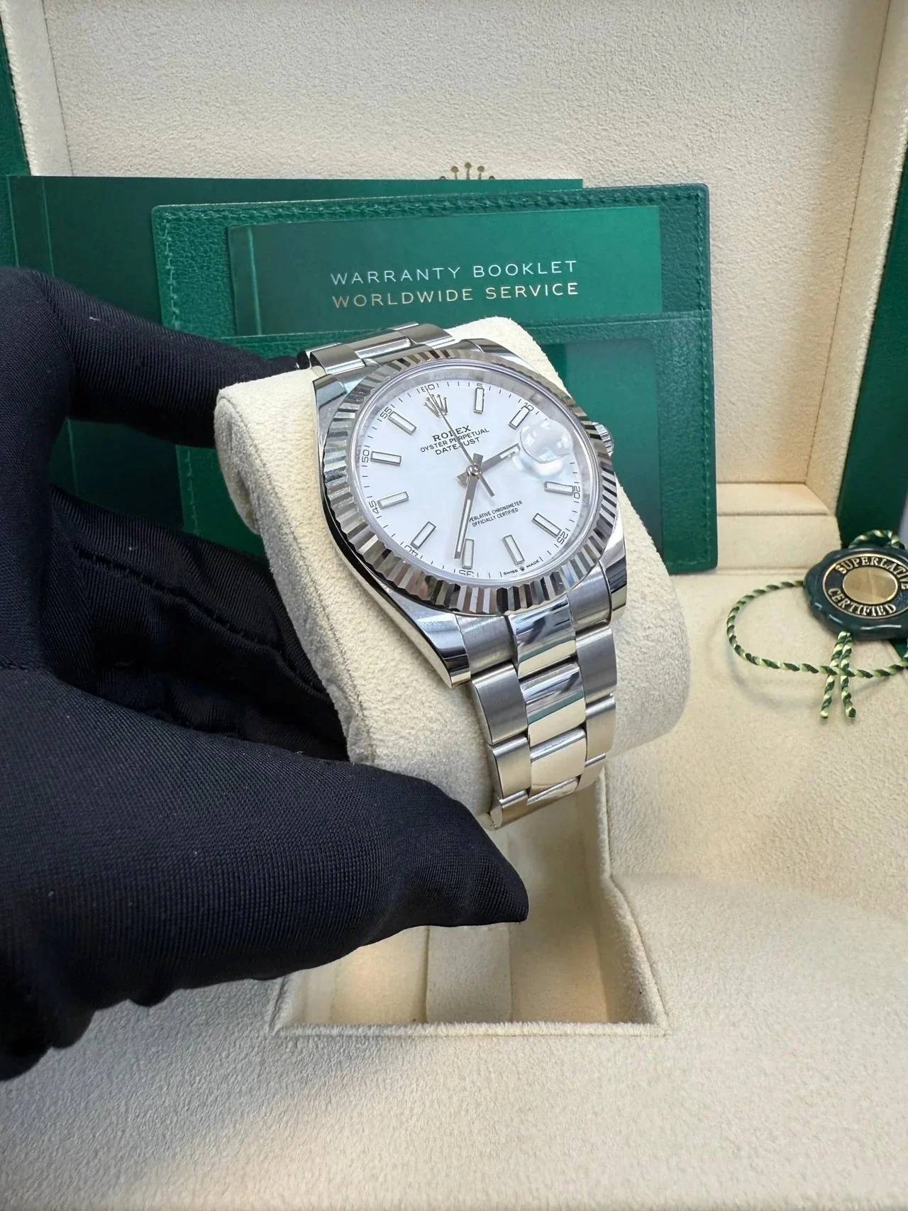 Rolex Datejust 41 126334 Fluted Bezel Oyster White – gallery view