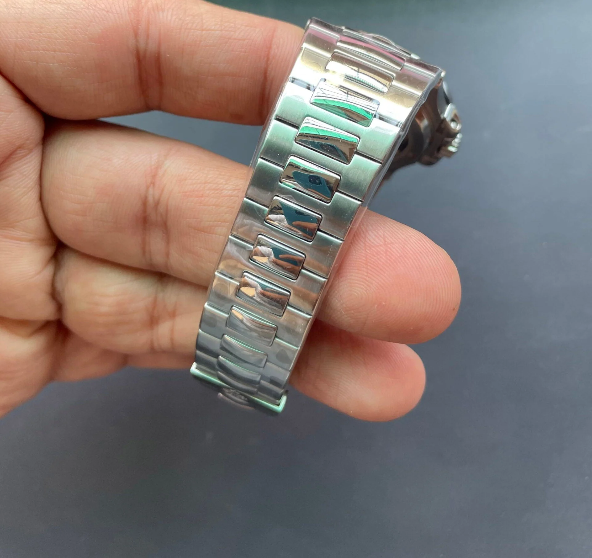 Patek Philippe Nautilus 5711 Olive Green – gallery view