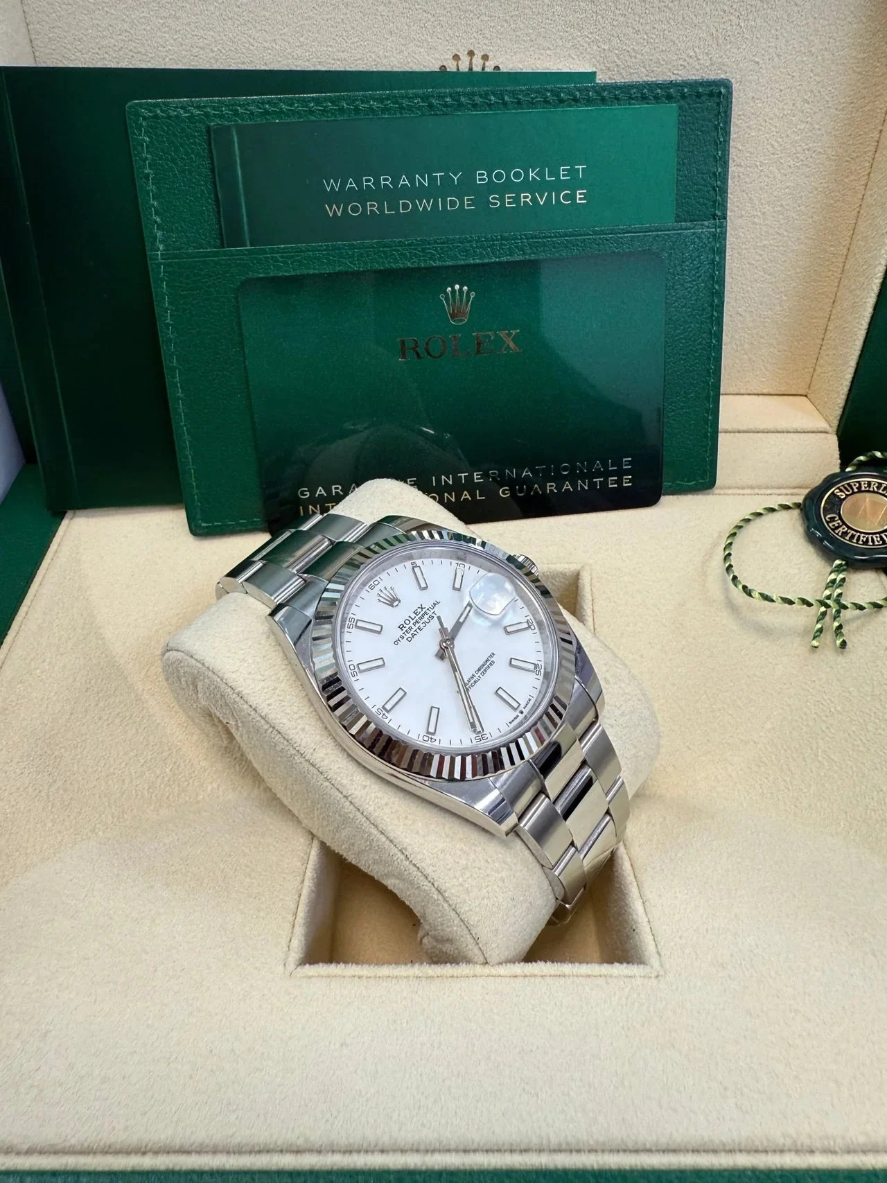 Rolex Datejust 41 126334 Fluted Bezel Oyster White – gallery view