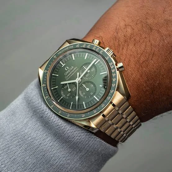 Omega Speedmaster Moonshine gold cadran vert – gallery view