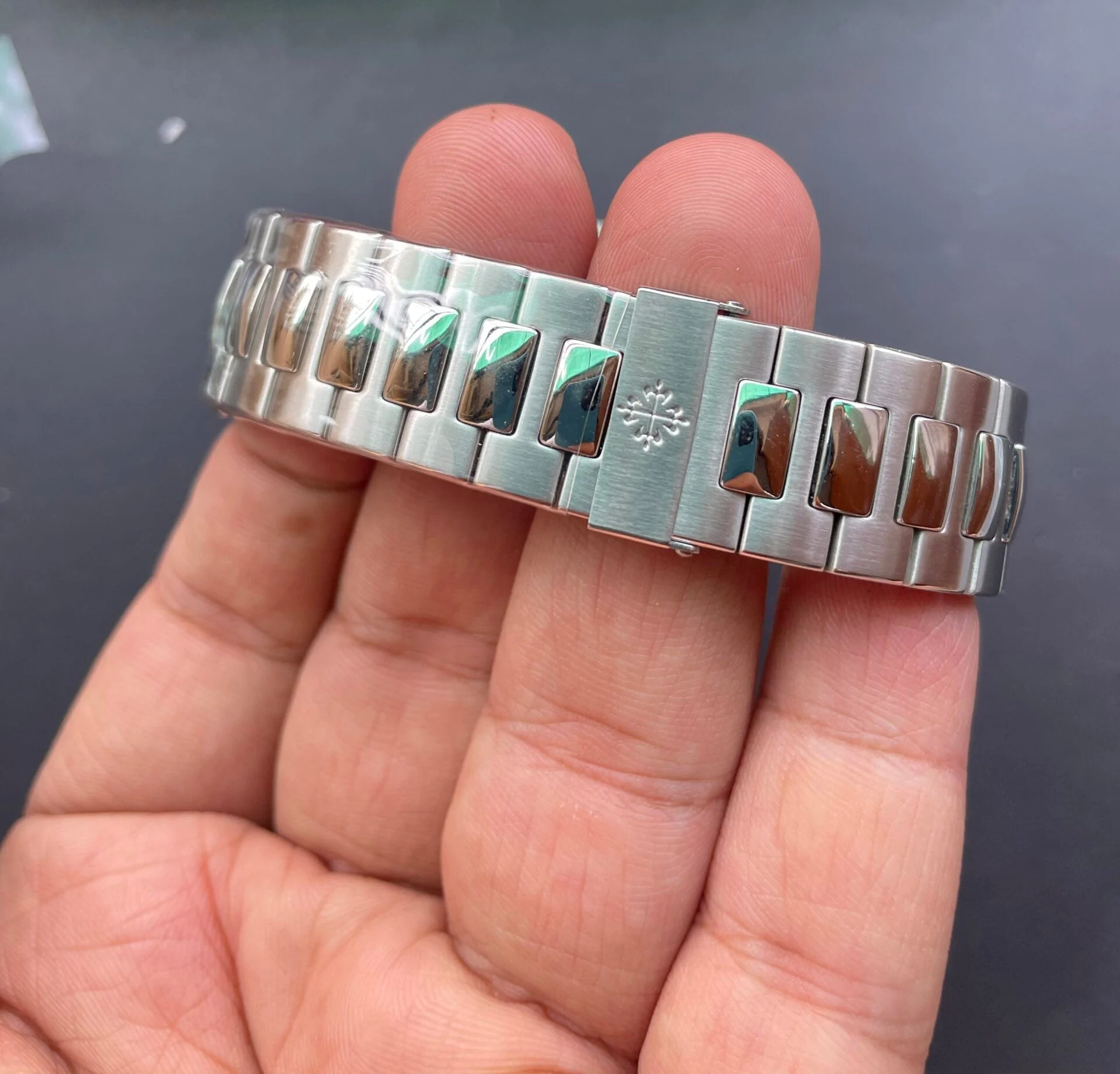 Patek Philippe Nautilus 5711 Olive Green – gallery view