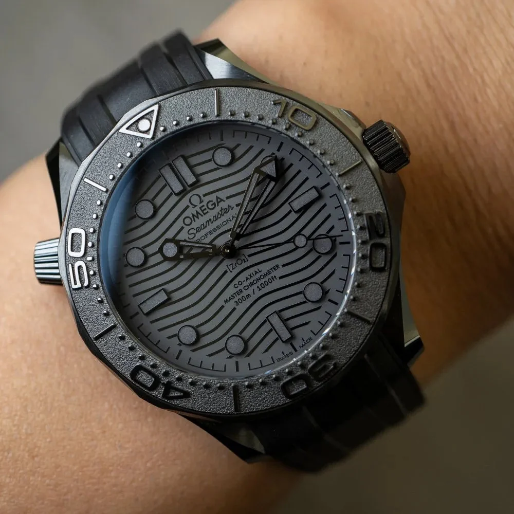 OMEGA SEAMASTER DIVER Full black – gallery view