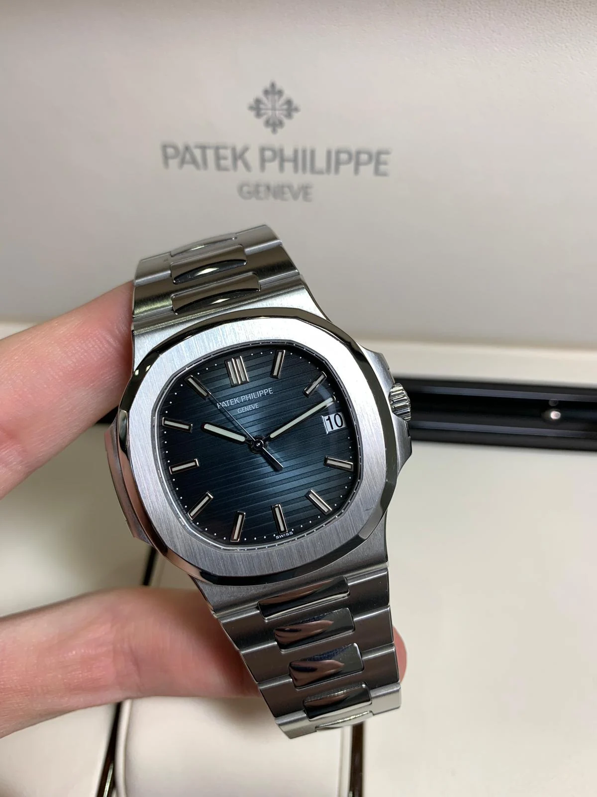 Patek Philippe Nautilus Automatique 57111A – gallery view