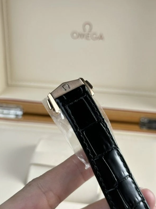 Omega Speedmaster Moonshine Cuir Noir – gallery view