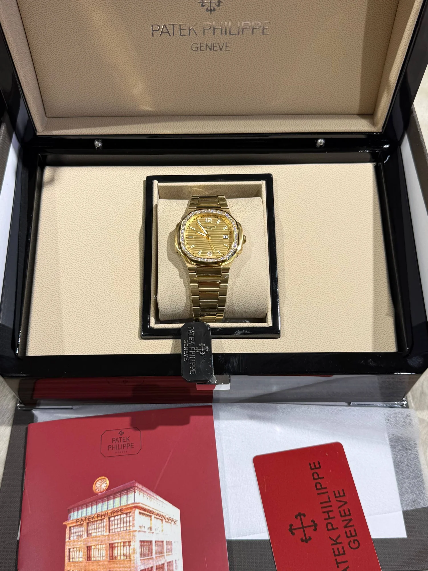 Patek Philippe femme Gold serti gold – gallery view