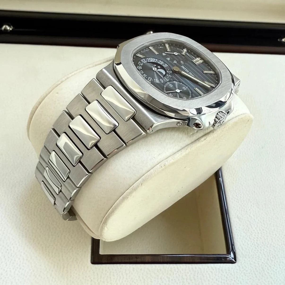 Patek Philippe Nautilus silver – gallery view