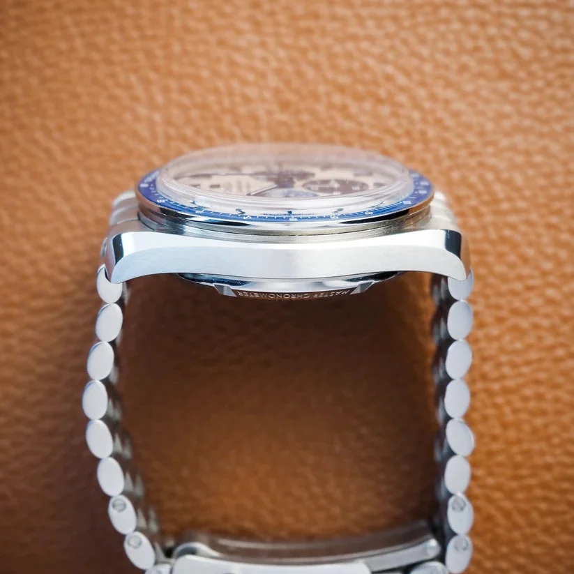 Omega Speedmaster Snoopy – gallery view